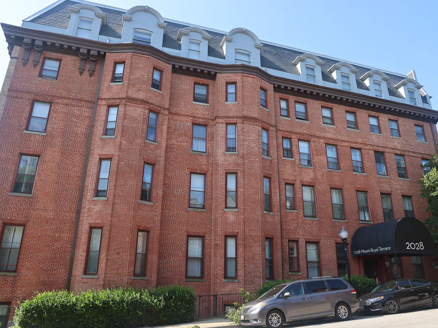 2028 Mount Royal Ter — Photo 3
