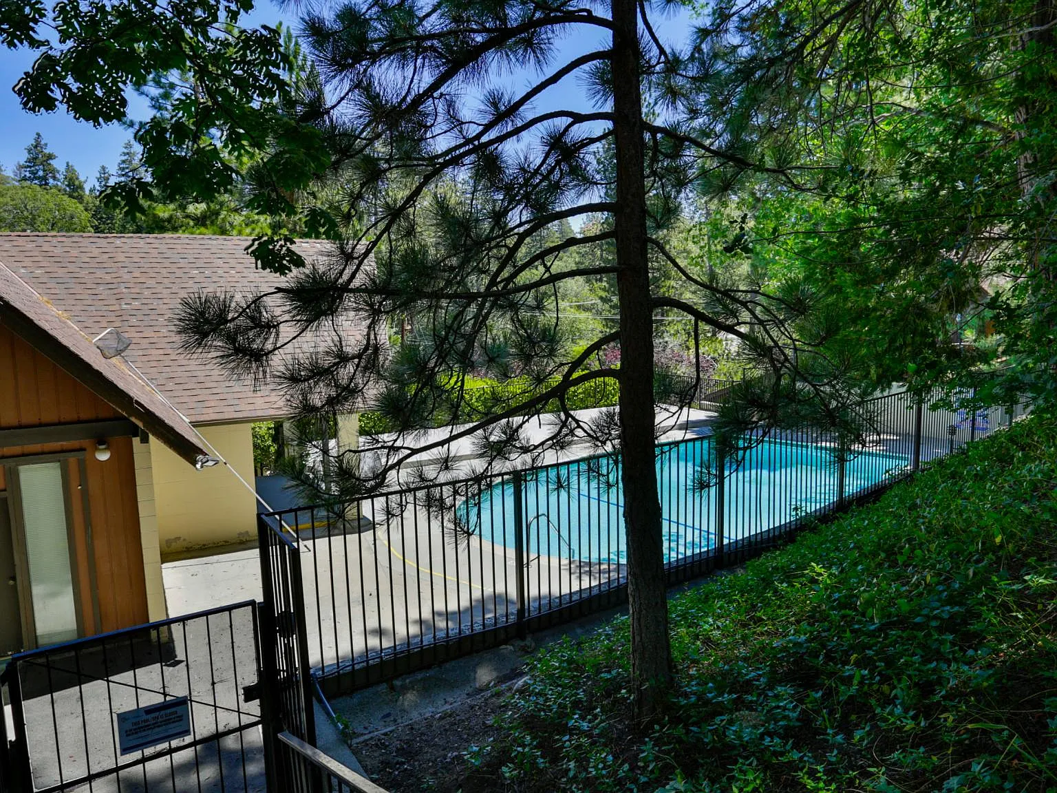 3 bed, 2.5 bath, 1987 sqft, $2,400 — Photo 3