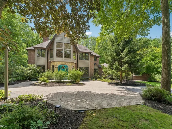 8840 Forest Edge Dr, Willoughby, OH 44094
