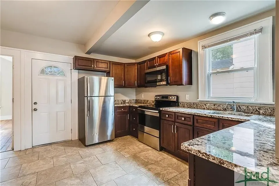 2 bed, 2.5 bath, 1400 sqft, $2,200 — Photo 2