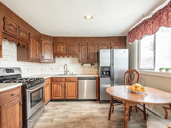 4th image of 71 Ashland St
