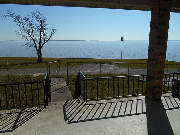 4th image of 70 Parkview Dr