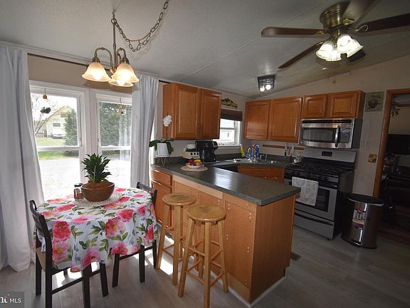 2nd image of 28268 Russell St