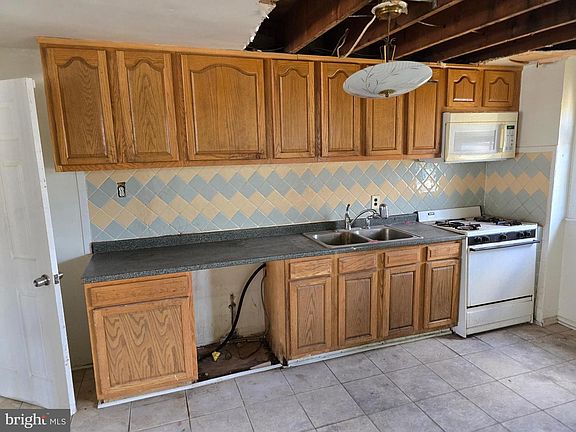 3rd image of 5542 Whitby Rd