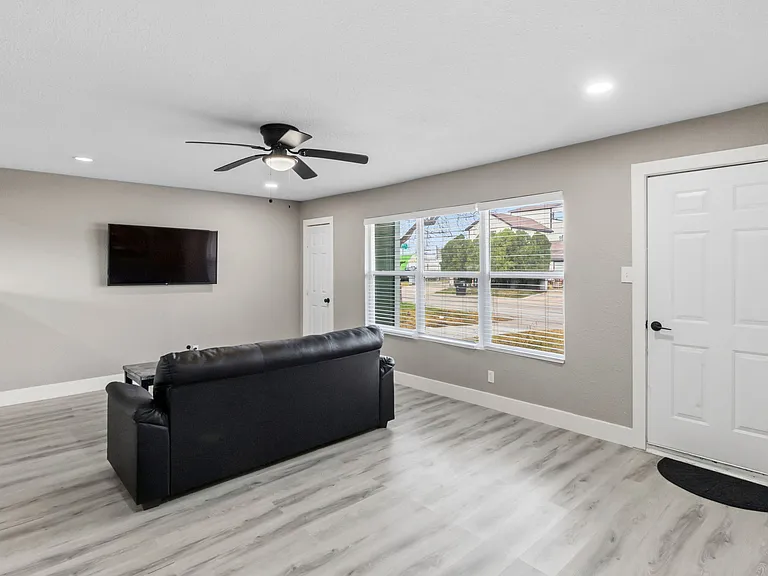 5914 Southcrest St — Photo 4