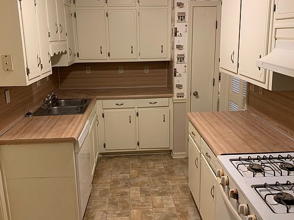 3rd image of 2818 Sweet Briar Ln SE