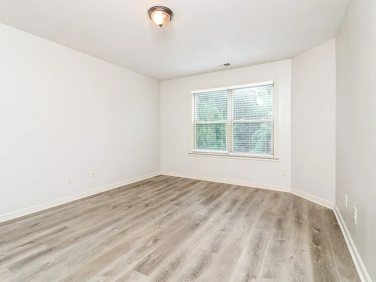 1000 Cureton Dr — Photo 15
