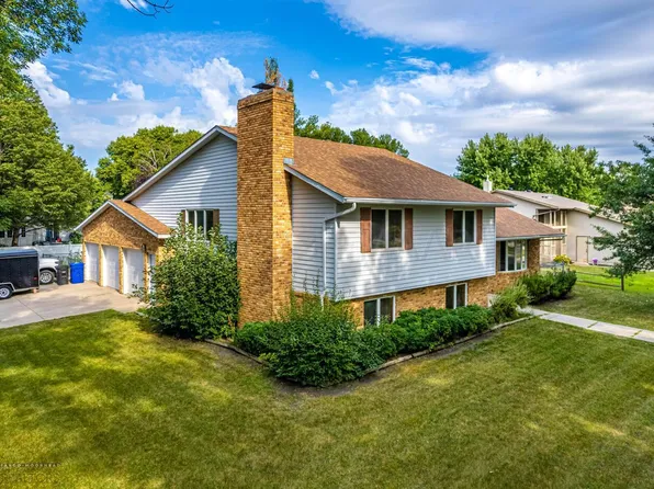 3002 Par St N, Fargo, ND 58102