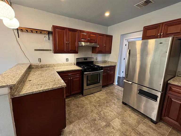 1402 Mardell St — Photo 3
