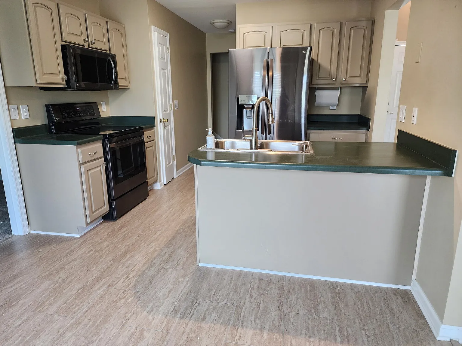 3 bed, 2.0 bath, 1799 sqft, $2,550 — Photo 4