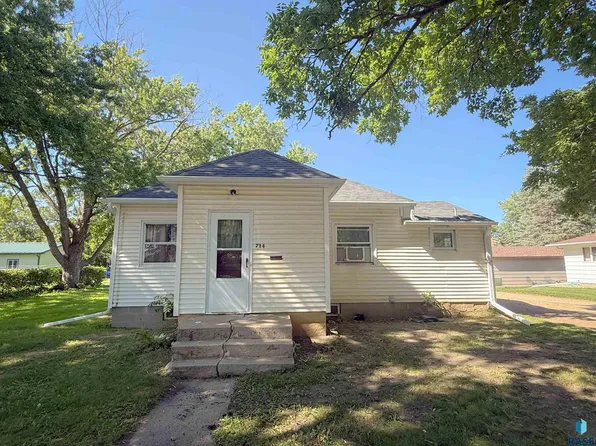 714 NW 3rd St, Madison, SD 57042