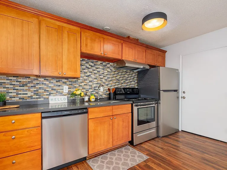 Pet Friendly! Mid-Century Modern with Condo finishes — Photo 6