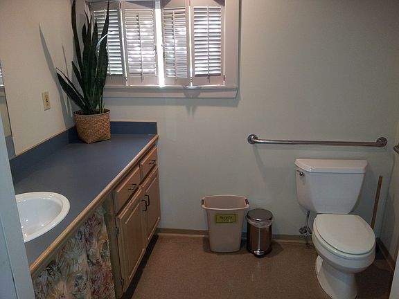 Lower level common Bathroom
