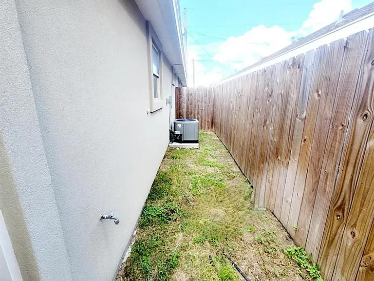 2211 Taxco Ct #4 — Photo 8