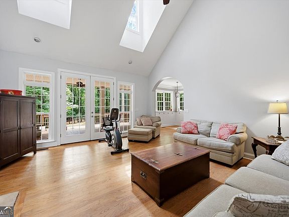 4th image of 201 Manor Ct