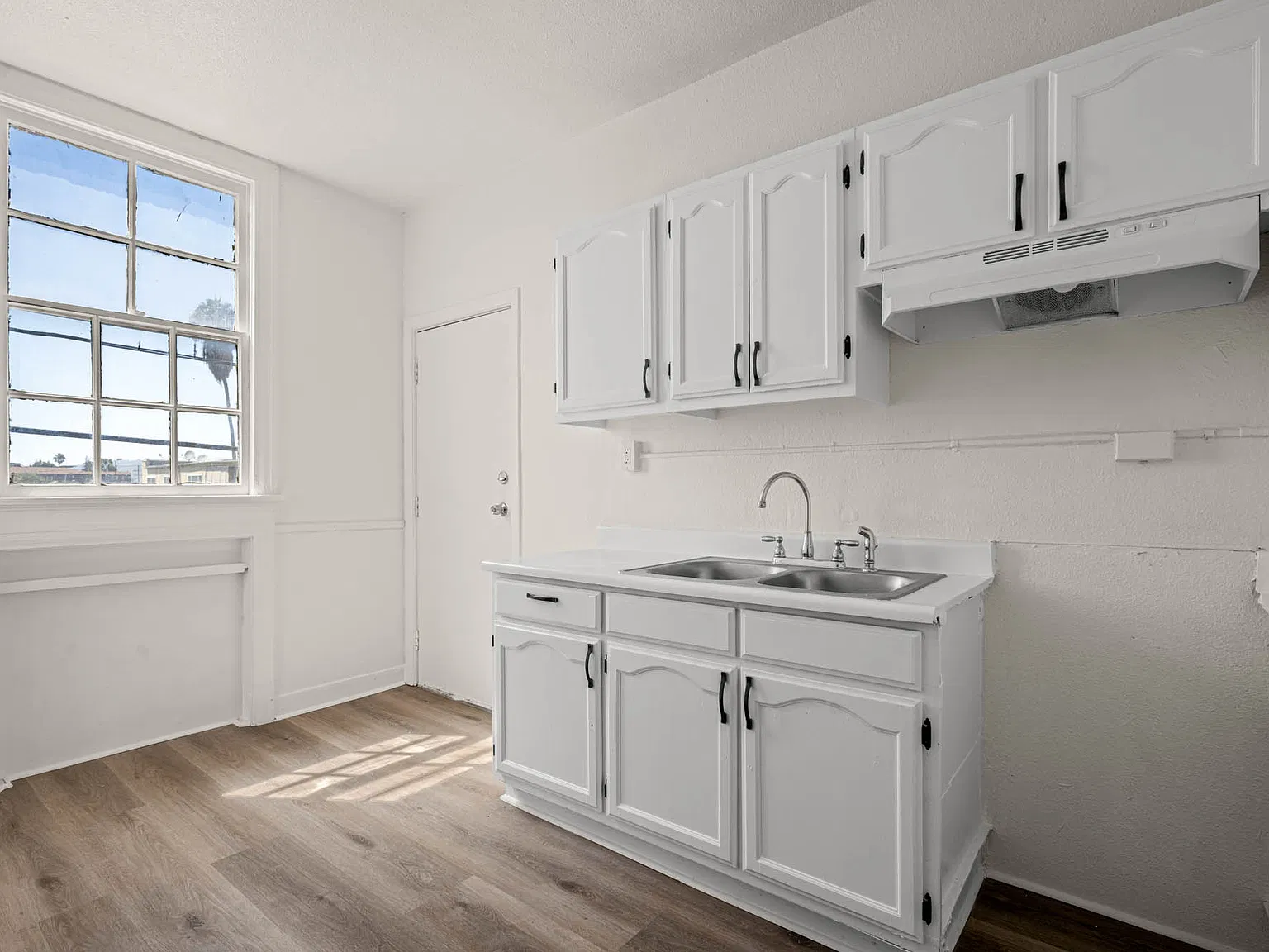 1021 N Mariposa — Photo 3
