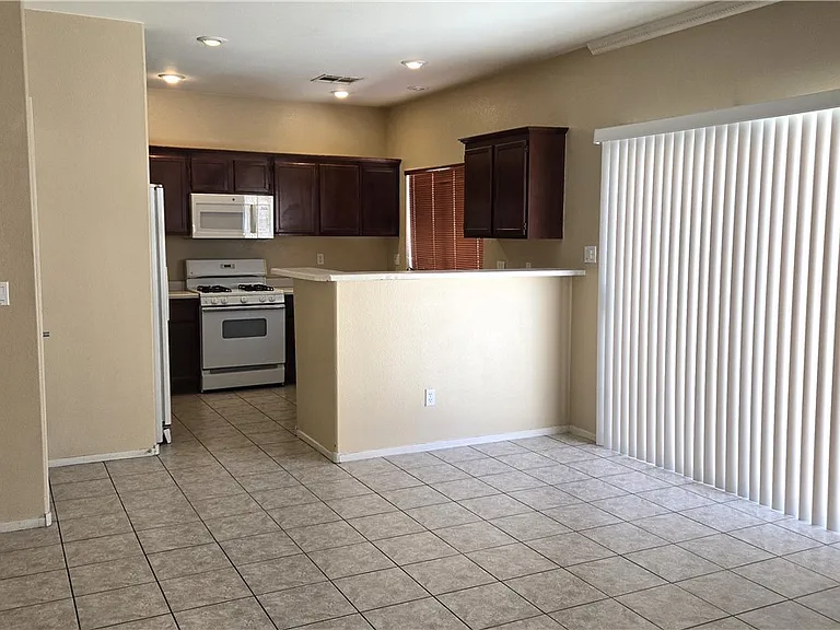 1154 Maple Pines Ave — Photo 5