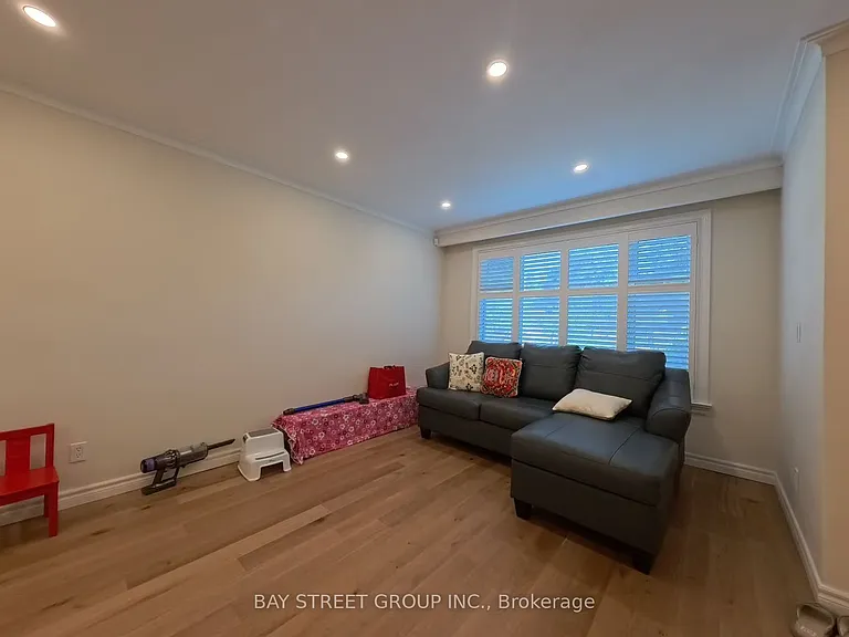 402 Osiris Dr — Photo 7