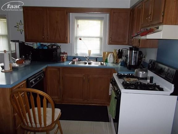 5th image of 2055 Brady Ave