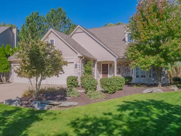 1083 Chestnut Ln, South Lyon, MI 48178