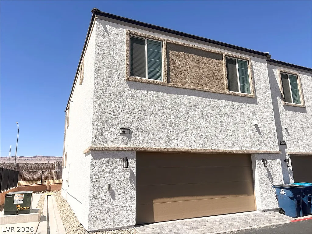 3 bed, 2.0 bath, 1364 sqft, $2,400 — Photo 3