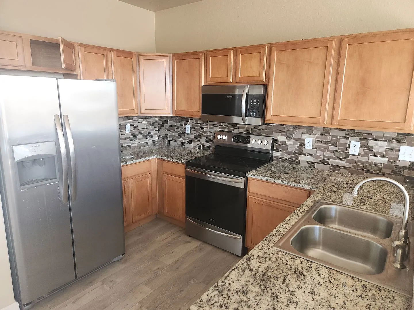 Fantastic, updated- 4 bedroom near base! — Photo 2