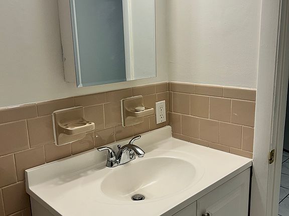 5th image of 83R Hobart St APT A2