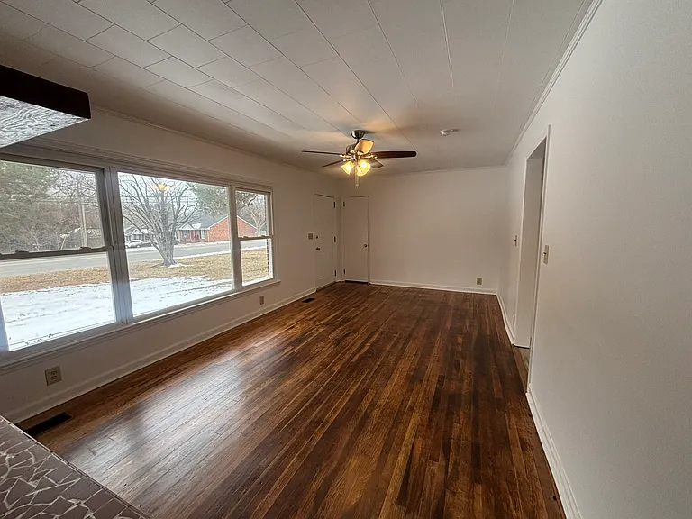512 E Parker St — Photo 3