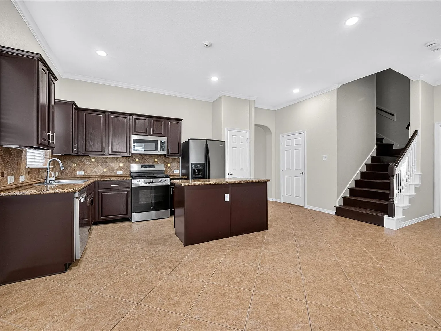 4 bed, 2.5 bath, 2536 sqft, $2,890 — Photo 2