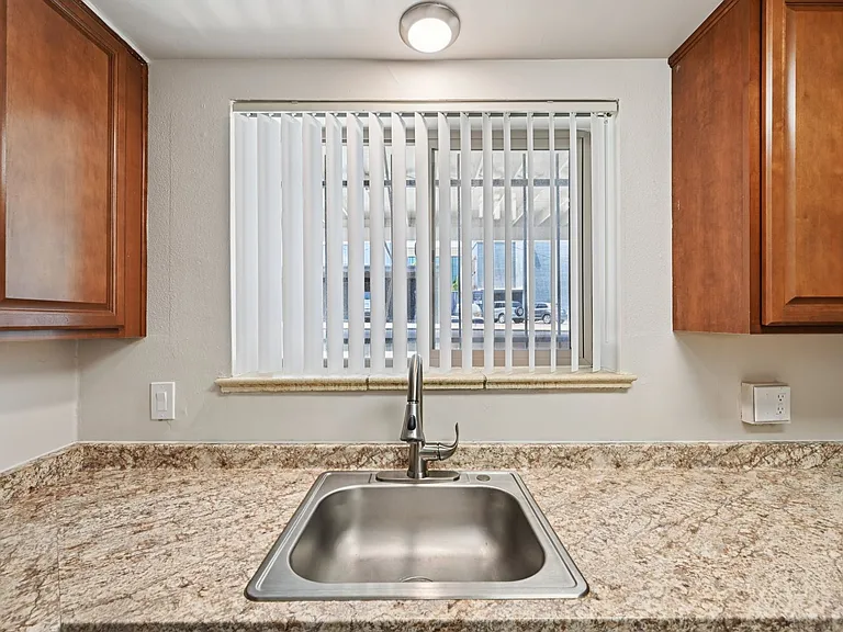 Dahlia Apartments — Photo 13