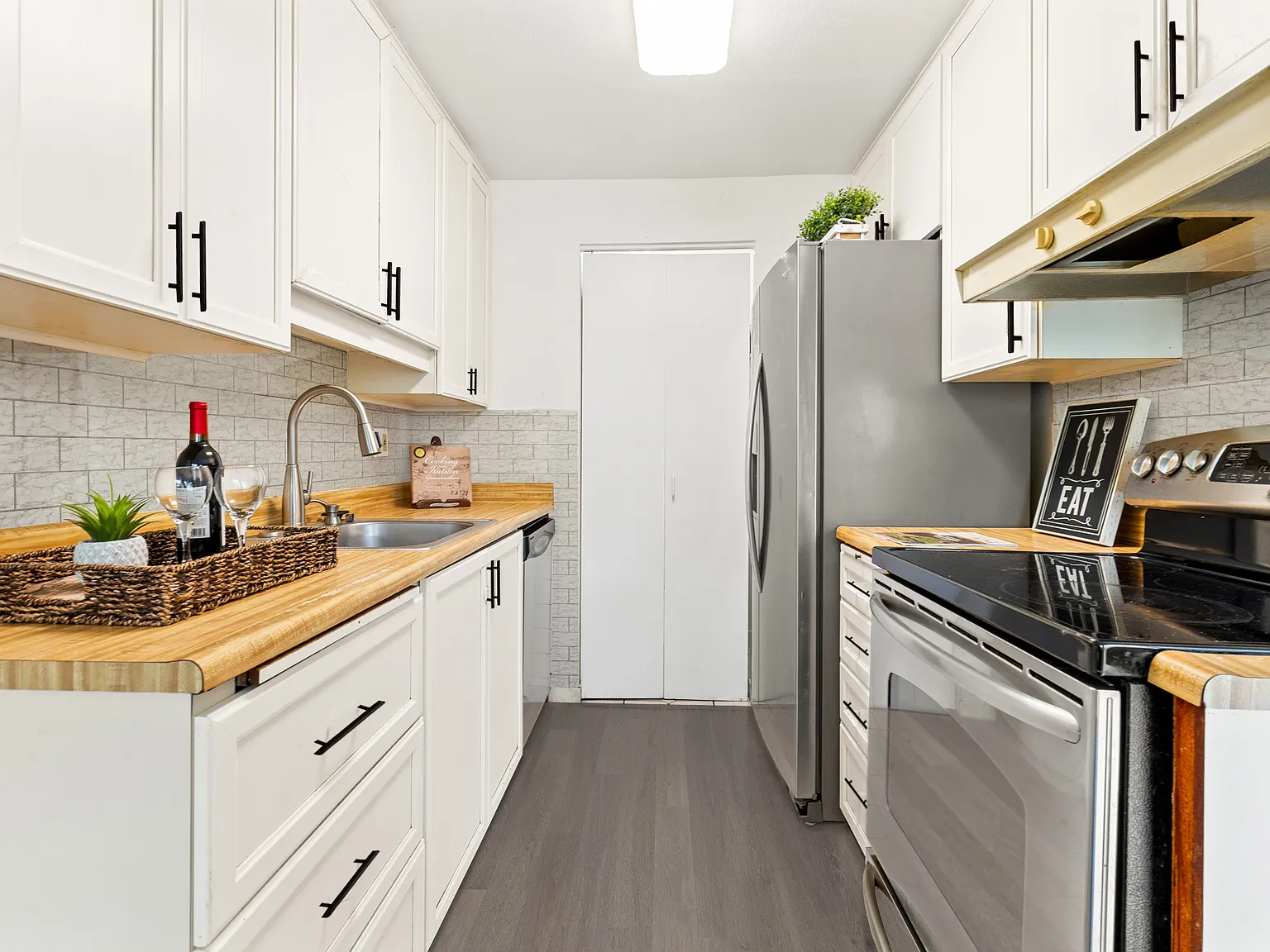 2 bed, 920 sqft, $2,700 — Photo 3