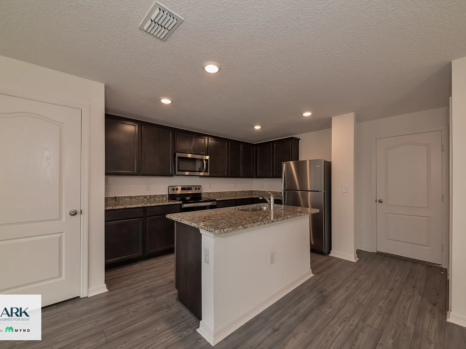 3 bed, 2.5 bath, 1817 sqft, $2,279 — Photo 4