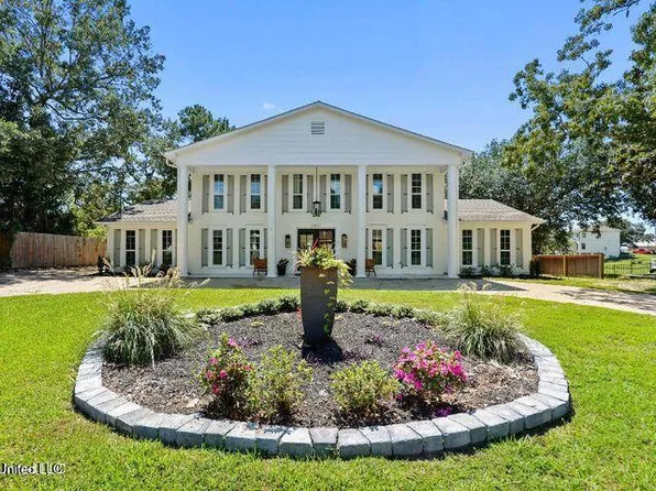 2421 S Shore Dr, Biloxi, MS 39532