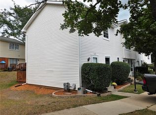 255 Peppertree Ln, Aurora, IL 60504