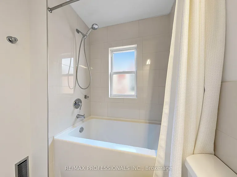 368 Howland Ave — Photo 30
