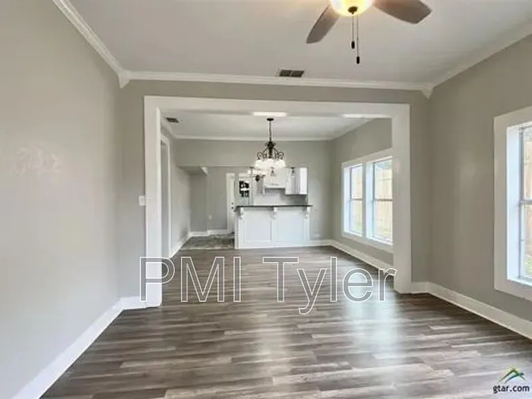1115 S Robertson Ave — Photo 2
