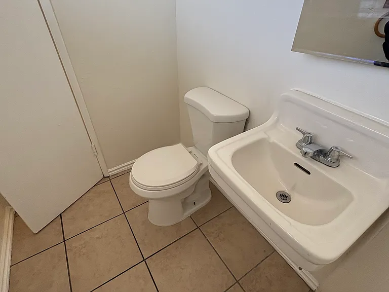 15558 Hesperia Rd #A — Photo 19