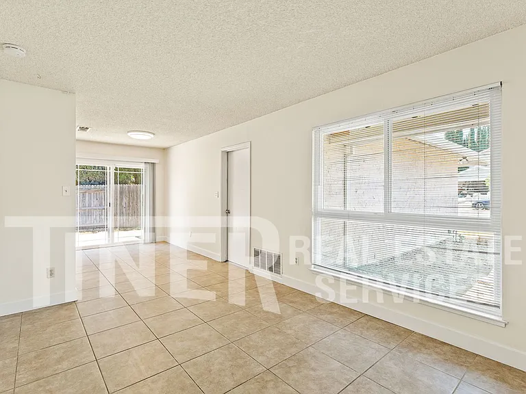 9586 Meadowgreen Cir — Photo 3
