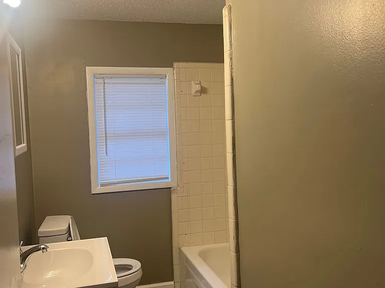 321 Geneva Highway Apts — Photo 7