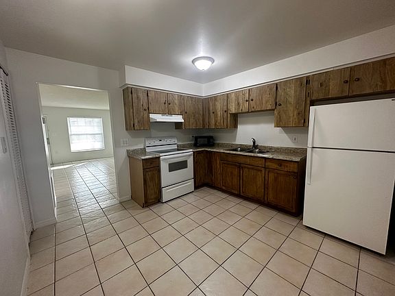 4th image of 122 Caribbean St #4