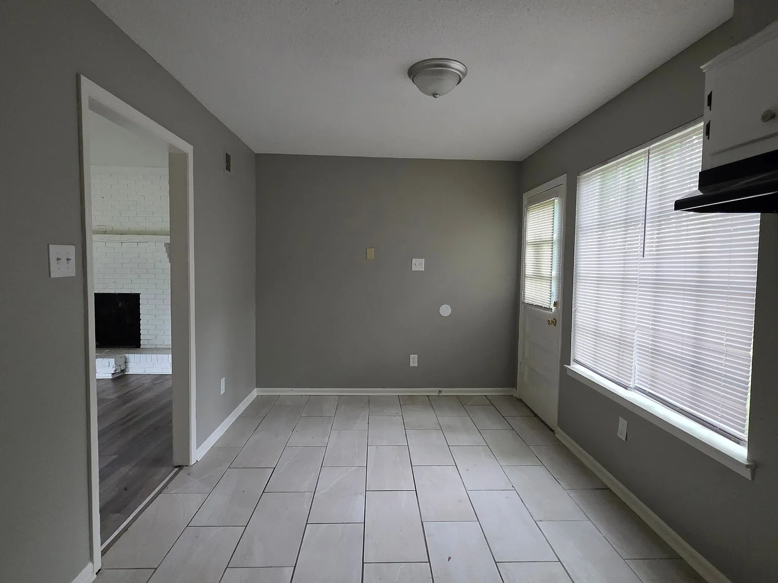 Newly Renovated 3-Bedroom Home with Fireplace & Fenced Backyard — Photo 3