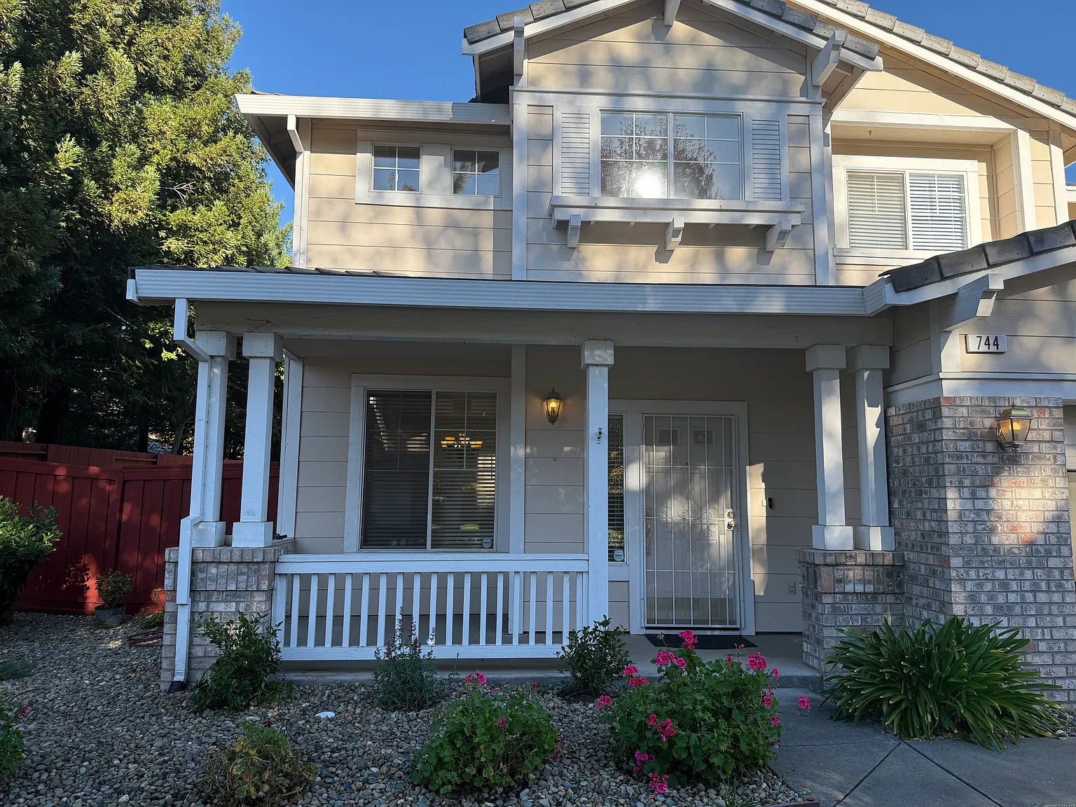 5 bed, 2279 sqft, $3,850 — Photo 2
