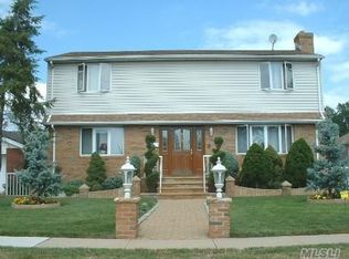 723 Park Ln S, Franklin Square, NY 11010