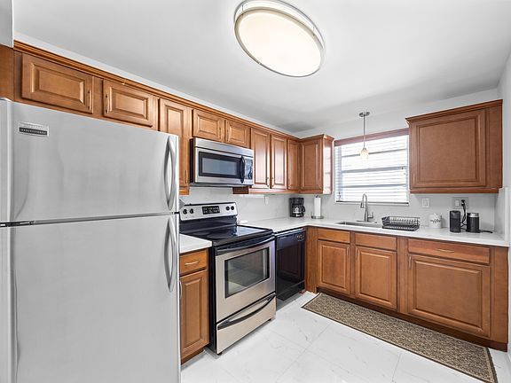 5th image of 137 Golden Isles Drive #1102