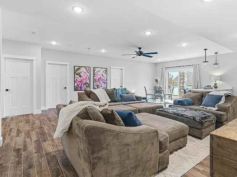 3912 Travers Cir — Photo 30