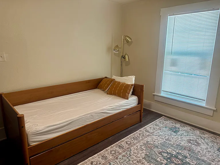 1724 E Maxwell St — Photo 13