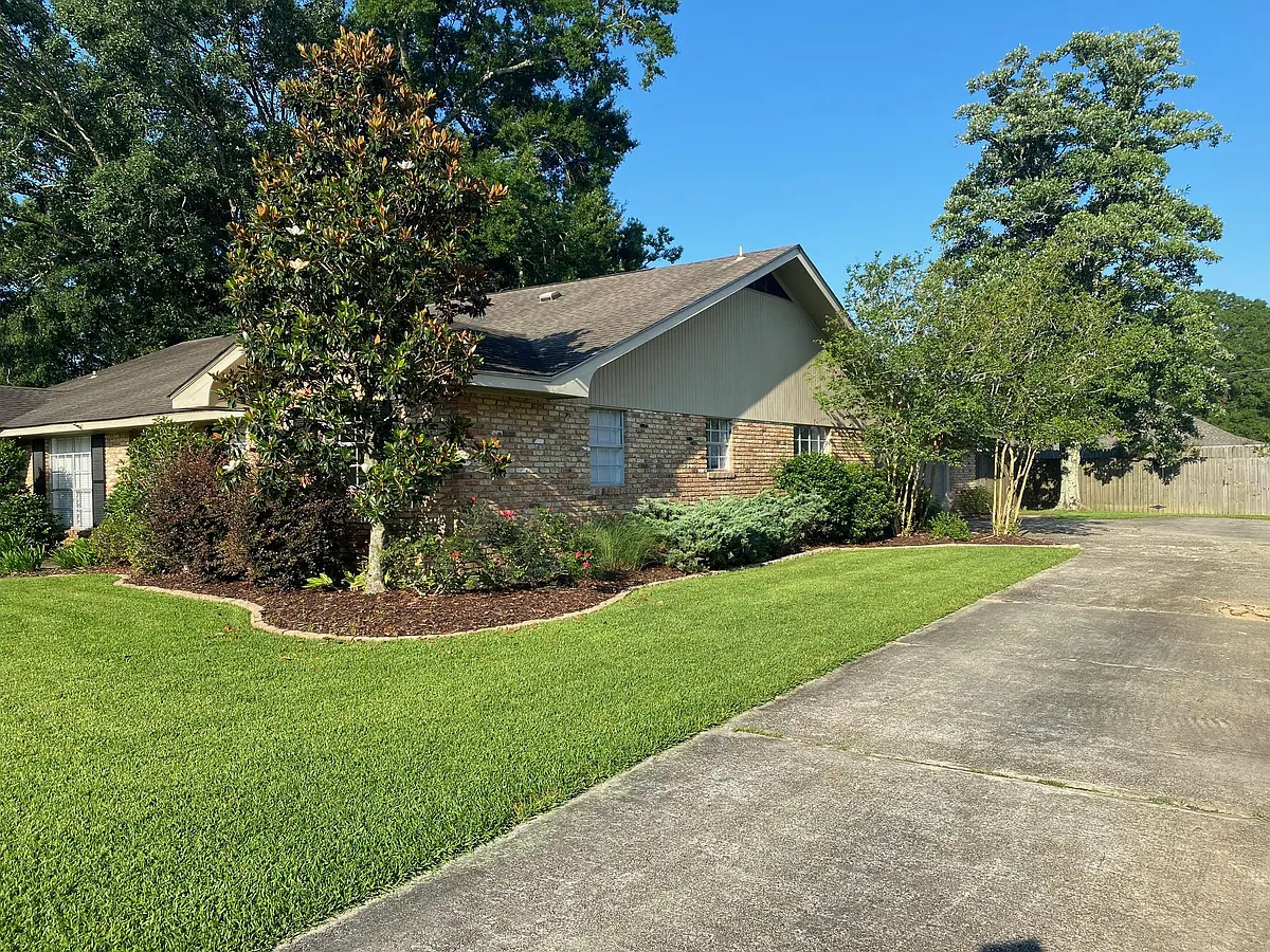 Building Photo - 213 College Dr