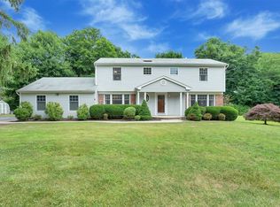 5 Pleasantview Ct, Huntington, NY 11743