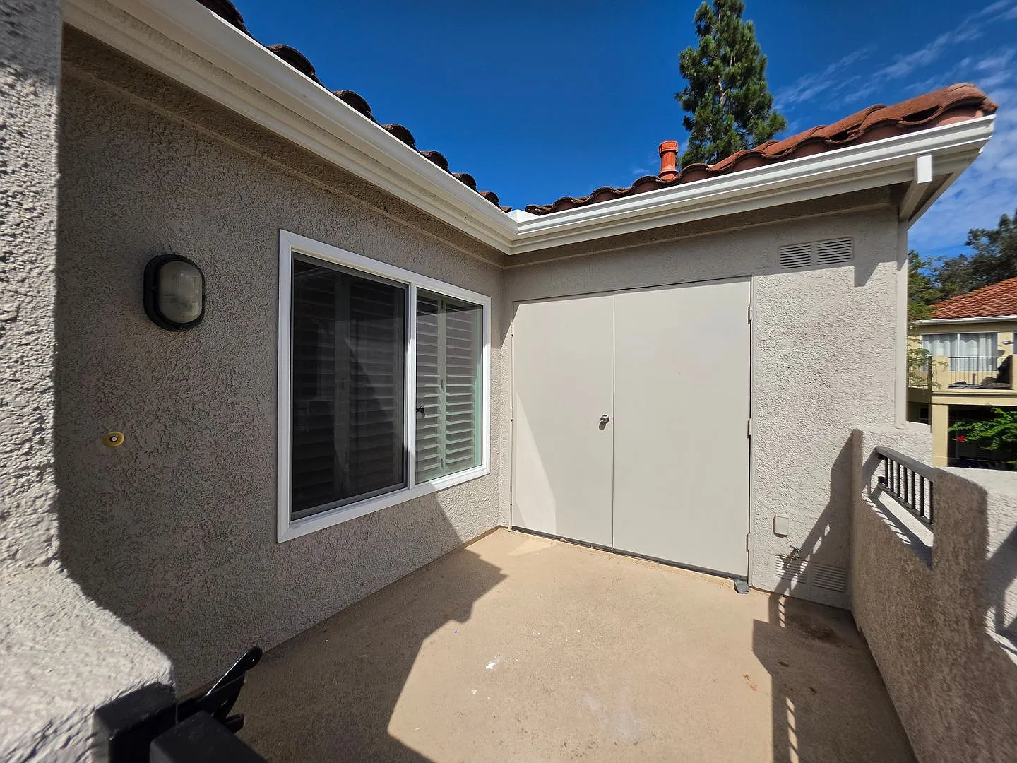Seagate Colony: Upper 1 Bedroom 1 Bath Condo — Photo 3
