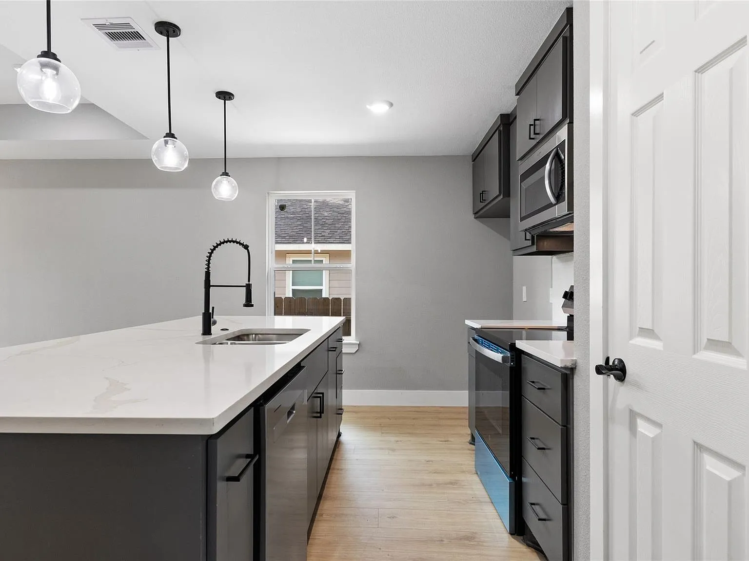 4 bed, 2.0 bath, 1707 sqft, $1,950 — Photo 2